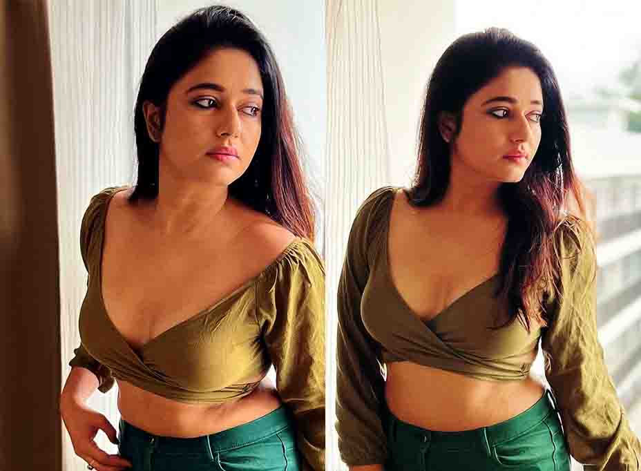 Sexy Poonam Bajwa in Low neck Blouse showing cleavage