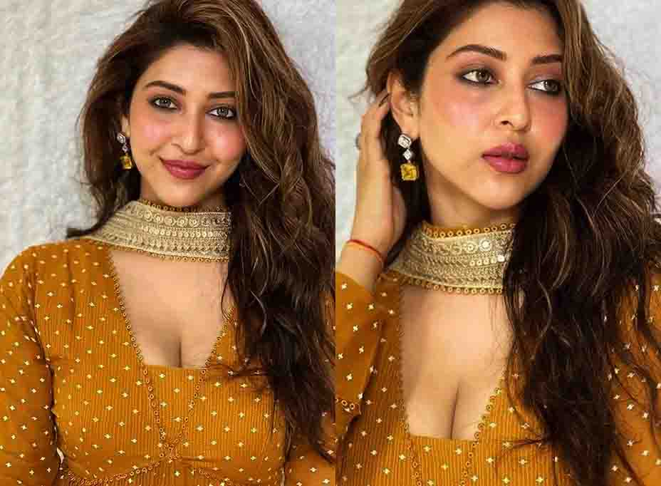 Hot photos of Sonarika Bhadoria in Deep neck yellow top